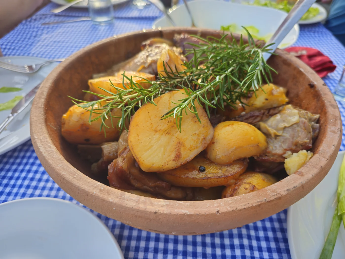 Мясо и картофель, приготовленные в традиционной посуде